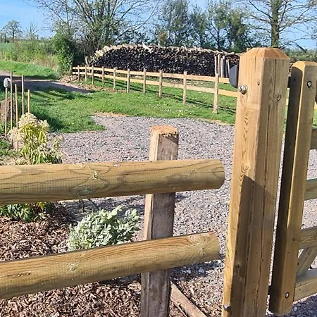 Vakantieboerderij Roulotte A La Ferme Buissonniere La Lande-de-Louge