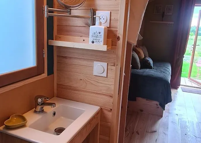 Roulotte A La Ferme Buissonniere Farm stay La Lande-de-Louge