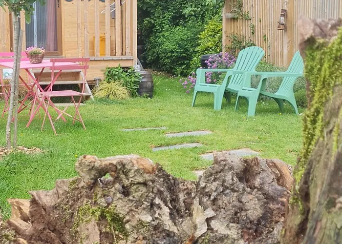 Roulotte A La Ferme Buissonniere Farm stay La Lande-de-Louge